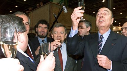 Jacques Chirac au Salon de l'agriculture, le 18 février 2001, à Paris. (GEORGES GOBET / AFP)