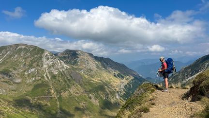 "Immergée en pleine nature sur un temps long, sans date de fin prévisible, sans savoir si j’en étais capable, je me suis autorisée à lâcher prise, à cheminer pas à pas, jour après jour, sans rien planifier, en me laissant surprendre", confie la baroudeuse qui s'est lancée sur l'HexaTrek. (CECILE CARNIMOLLA MAILHOS)