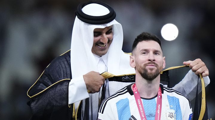 Lionel Messi et l'émir Thamim Bin Hamad Al Thani lors de la cérémonie récompensant l'Argentine, vainqueur de la Coupe du monde, le 18 décembre 2022. (JOSE BRETON / AFP)