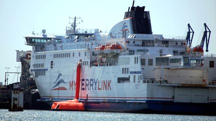 Des employ&eacute;s de la Scop SeaFrance immobilisent un navire dans le port de Calais (Pas-de-Calais), le 1er juillet 2015. (AFP)