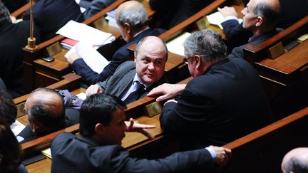 Le nouveau patron des d&eacute;put&eacute;s socialistes, Bruno Le Roux, discute avec ses coll&egrave;gues lors d'une s&eacute;ance &agrave; l'Assembl&eacute;e nationale, le 23 novembre 2011. (CHRISTOPHE MORIN / MAXPPP)