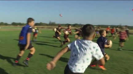 À l’occasion de la Coupe du monde de rugby 2023, la France va vibrer : de quoi booster les inscriptions dans les clubs. (France 2)