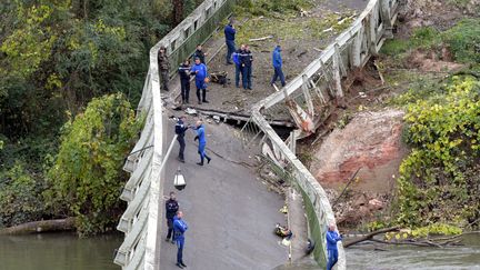 Les gendarmes présents sur le pont de Mirepoix-sur-Tarn qui s'est effondré le 19 novembre 2019. (NATHALIE SAINT-AFFRE / MAXPPP)