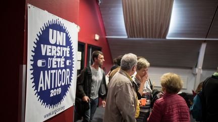 Des adhérents de l'association Anticor se rassemblent à Nantes, le 28 septembre 2019. (JEREMIE LUSSEAU / HANS LUCAS / AFP)