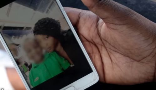 Bahoumou Totopa et son fils Abderrahmane. Photo tirée d'une vidéo de l'ONG Women's Link. (Capture d&#039;écran d&#039;une vidéo de l&#039;ONG Women&#039;s Link)