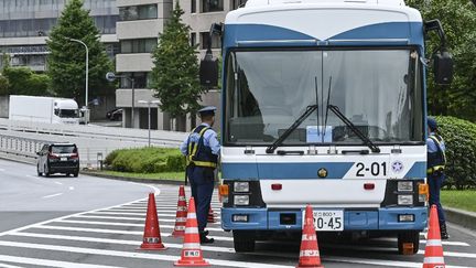 La police intervient près du lieu où un homme s'est immolé par le feu, le 21 septembre 2022, à Tokyo (Japon). (RICHARD A. BROOKS / AFP)