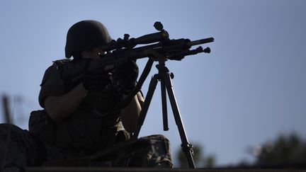 &nbsp; (Un tireur d'élite en treillis militaire qui semble viser la foule © REUTERS | Mario Anzuoni)