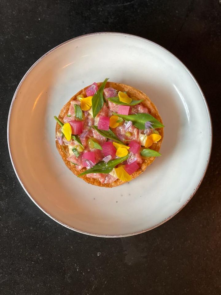 Le tartare de veau aux anguilles fumées, un mélange de fraicheur et de croustillant signé Beatriz Gonzalez. (RF / BERNARD THOMASSON)