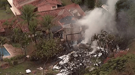 Un avion s'est écrasé au milieu des habitations, vendredi 9 août, au Brésil, près de Sao Paulo. Les 62 personnes à bord sont décédées. Les causes de ce crash sont encore inconnues.