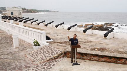 En 2009, le président américain Barack Obama s'était rendu avec sa famille à Cape Coast. "En tant qu’Afro-Américains, nous ressentons dans cet endroit d’un côté une profonde tristesse, et de l’autre le sentiment que le voyage d’une multitude de (futurs) Afro-Américains a commencé ici", avait-il alors déclaré. Depuis, chaque année de plus en plus de citoyens américains noirs se rendent au Ghana pour mieux connaître leurs racines. (REUTERS/JASON REED)