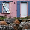 Des volets arrachés par la tempête Ciaran sur une maison de Porspoder (Finistère), le 2 novembre 2023. (DAMIEN MEYER / AFP)