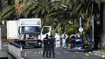 Policiers et enquêteurs déployés autour du camion-bélier, le 15 juillet 2012, au lendemain de l'attaque terroriste qui a fait plus de 80 morts à Nice. ( ANNE-CHRISTINE POUJOULAT/AFP)