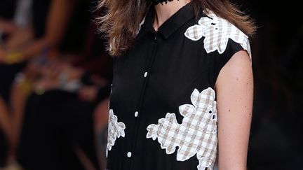 Chez Carven, les fleurs sont partout. Grosses et très colorées dans le dos d'un manteau noir, en total look sur une jupe et une veste bleues, toutes petites sur une robe noire etc. Guillaume Henry propose une collection très fraîche et donne aussi un coup de jeune au vichy. La fille Carven aura souvent son nombril à l'air l'été prochain!  "C'est une collection très mignonne", a dit  après le défilé l'acheteuse Maria Luisa Poumaillou, excellente pour détecter les nouveaux talents. "Les robes sont dans l'air du temps tout en ayant leur personnalité", poursuit-elle. "C'est désirable et accessible. C'est bien!". 
 (FRANCOIS GUILLOT / AFP)