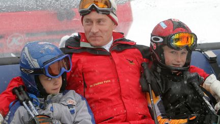 Poutine, l'ami des enfants. (ARTYOM KOROTAYEV / REUTERS)