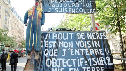 Les agriculteurs clament leur col&egrave;re, le 3 septembre 2015 &agrave; Paris. (TIMOTH?E COGNARD / AFP)