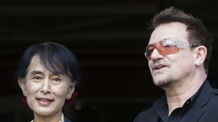 Aung San Suu Kyi et Bono à Oslo (Norvève), le 18 juin 2012. (MARKUS SCHREIBER/AP/SIPA)