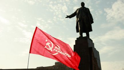 A Kharkov, en Ukraine, des communistes manifestent sous la statue de Lénine, le 6 mars 2014. (CITIZENSIDE/JULIE FRANCHET)