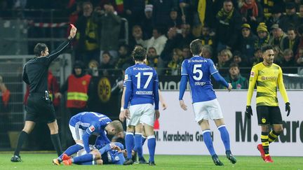 D'abord buteur, l'attaquant de Dortmund, Pierre-Emerick Aubameyang, a pris un carton rouge contre Schalke 04. Le tournant du match !