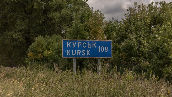 Le panneau d'entrée de la ville de Koursk (Russie), le 13 août 2024. (ROMAN PILIPEY / AFP)