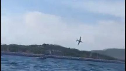 Sur la vidéo d'un témoin, l'avion est pris juste avant qu'il ne se crashe dans les eaux du Lavandou. (CAPTURE D'ECRAN / X @MGovare)