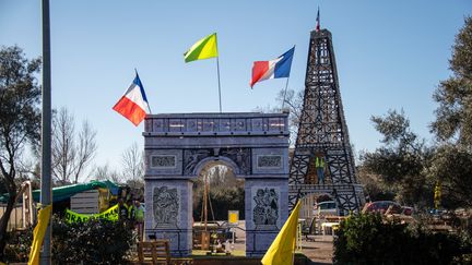 Depuis le 25 février 2019, une tour Eiffel côtoie un Arc de triomphe,&nbsp;construits&nbsp;en palettes, par les "gilets jaunes" du Var, à la sortie de péage du Cannet-des-Maures.&nbsp; (CHRISTOPHE SIMON / AFP)