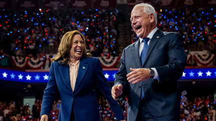 La candidate démocrate à l'élection présidentielle, Kamala Harris et son co-listier, le gouverneur du Minnesota, Tim Walz, lors d'un premier meeting à Philadelphie, en Pennsylvanie, le 6 août 2024. (ANDREW HARNIK / GETTY IMAGES NORTH AMERICA / AFP)