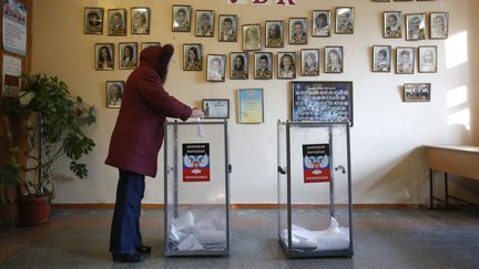 Une femme vote lors d'un scrutin organis&eacute; dans la r&eacute;publique autoproclam&eacute;e de Donetsk, le 2 novembre 2014, dans l'est de l'Ukraine.&nbsp; (MAXIM ZMEYEV / REUTERS)