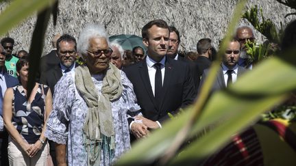 Emmanuel Macron lors de la cérémonie organisée à la chefferie de Wadrilla (Nouvelle-Calédonie), samedi 5 mai 2018. (LUDOVIC MARIN / AFP)