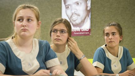 Des élèves d'une école privée de la ville du Cap suivent un cours d'histoire sous le portrait de Steve Biko, activiste anti-apartheid, mort en détention en 1977.&nbsp; (RODGER BOSCH / AFP)