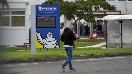 Un employé arrive sur le site Michelin de La Roche-sur-Yon (Vendée), le 10 octobre 2019. (LOIC VENANCE / AFP)