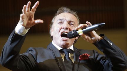 Le&nbsp;chanteur tchèque Karel Gott se produit dans une salle de Moscou, le 12 juin 2011. (RUSLAN KRIVOBOK / SPUTNIK / AFP)