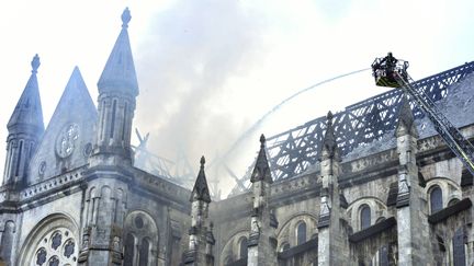 Des pompiers arrosent le toit de la basilique Saint-Donatien de Nantes apr&egrave;s un violent incendie, le 15 juin 2015. (MAXPPP)