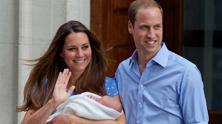 Le prince William et son &eacute;pouse, Kate Middleton, quittent la maternit&eacute; au lendemain de la naissance de leur fils George, &agrave; Londres, mardi 23 juillet 2013.&nbsp; (ANDREW COWIE / AFP)