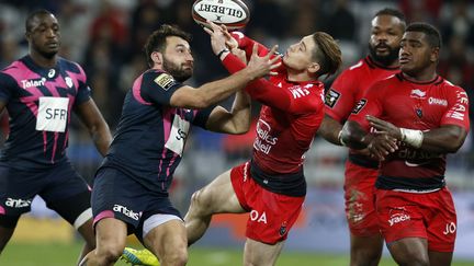 Duel entre le Parisien Jeremy Sinzelle et le Toulonnais James O'Connor (VALERY HACHE / AFP)