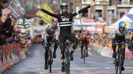 Wout Poels remporte là la plus belle victoire de sa carrière. (KENZO TRIBOUILLARD / AFP)