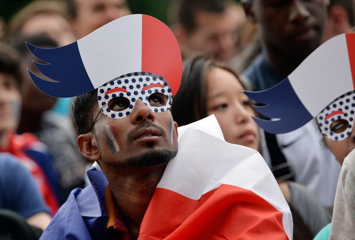 Un supporter français devant l'écran géant de l'hôtel de ville de Paris, lors du quart de finale de la Coupe du monde France-Allemagne, le 4 juillet 2014. (MIGUEL MEDINA / AFP)