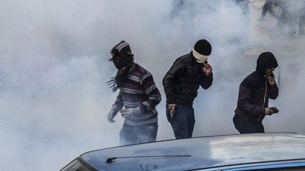 Des jeunes kurdes s'en prennent aux forces de l'ordre le 15 décembre 2015 à Duyarbakir dans le sud est de la Turquie. Ils protestent contre l'instauration du couvre-feu dans les villes à majorité kurde. (AFP)