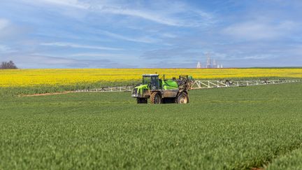 Un agriculteur applique un traitement à une parcelle dans la région de Senlis (Oise), le 2 juin 2021. (SYLVAIN CORDIER / BIOSPHOTO / AFP)