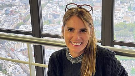 Alexia Vettier, PDG de Magnicity, au sommet de la Tour Montparnasse. (VICTOR MATET / FRANCEINFO)