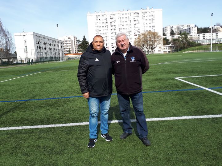 Djoudi Boumaza, le président du club de Menival (à gauche), et Roland Rimé-Mignon un des entraîneurs du club (à droite).&nbsp; (CECILIA ARBONA / RADIO FRANCE)