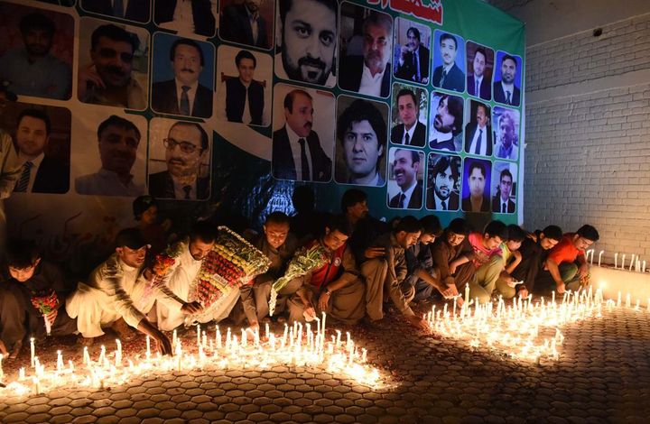 Des habitants de Quetta rendent hommage aux victimes le lendemain de l'explosion, le mardi 9 août 2016. (BANARAS KHAN / AFP)