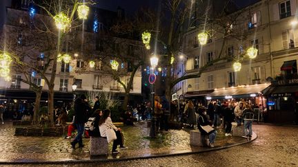 La place de la Contrescarpe, dans le 5e arrondissement de Paris, où des bars servent à l'extérieur. (MATHILDE VINCENEUX / RADIOFRANCE)