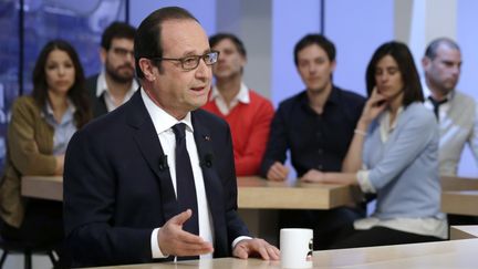 Fran&ccedil;ois Hollande sur le plateau du "Suppl&eacute;ment" de Canal +, &agrave; Paris, le 19 avril 2015. (PHILIPPE WOJAZER / POOL)