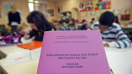 Des élèves d'une classe de CM2 passent leur test d'évaluation nationale, le 18 janvier 2011, dans une école de la région parisienne. (BORIS HORVAT / AFP)