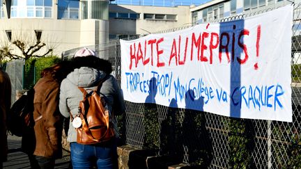 Une grève dans un collège à Brive (Corrèze), le 13 janvier 2022. (ST?PHANIE PARA / MAXPPP)