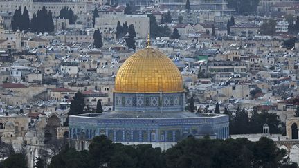 Cette photo prise depuis le Mont des Oliviers montre une vue de l'enceinte de la mosquée Al-Aqsa et de son Dôme du Rocher dans la vieille ville de Jérusalem, le 20 février 2024. (AHMAD GHARABLI / AFP)