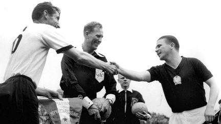 &nbsp; (Fritz Walter et Ferenc Puskas se saluent avant la finale © AP/SIPA)