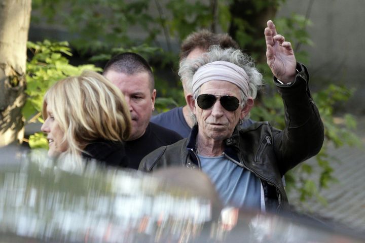 Keith Richard salue les photographes et les fans qui l&#039;attendent
 (KENZO TRIBOUILLARD/AFP)