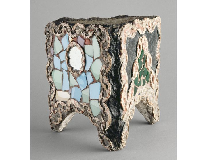 Antoni Gaudi, "Jardinière tripode de section triangulaire", 1905, Ciment incrusté d'un miroir circulaire et de fragments de verres polychromes, de faïence, de porcelaine décorée de motifs floraux, Paris, musée d’Orsay Photo&nbsp; (© RMN-Grand Palais (musée d'Orsay) / René-Gabriel Ojéda)