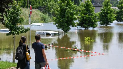 Une&nbsp;rue inondée de Louhans (Saône-et-Loire) le 17 juillet 2021. (PHILIPPE DESMAZES / AFP)